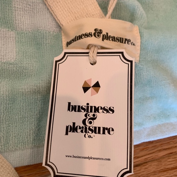 Business & Pleasure Co Luxury Holiday Beach Blanket Checkered Mint Green 68"x68" - Picture 4 of 9